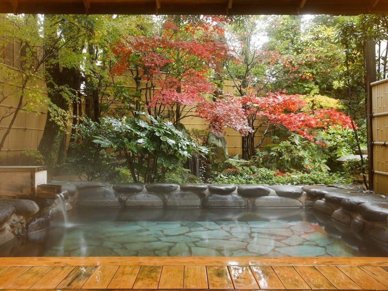 四季の草花に囲まれた開放的な岩風呂です