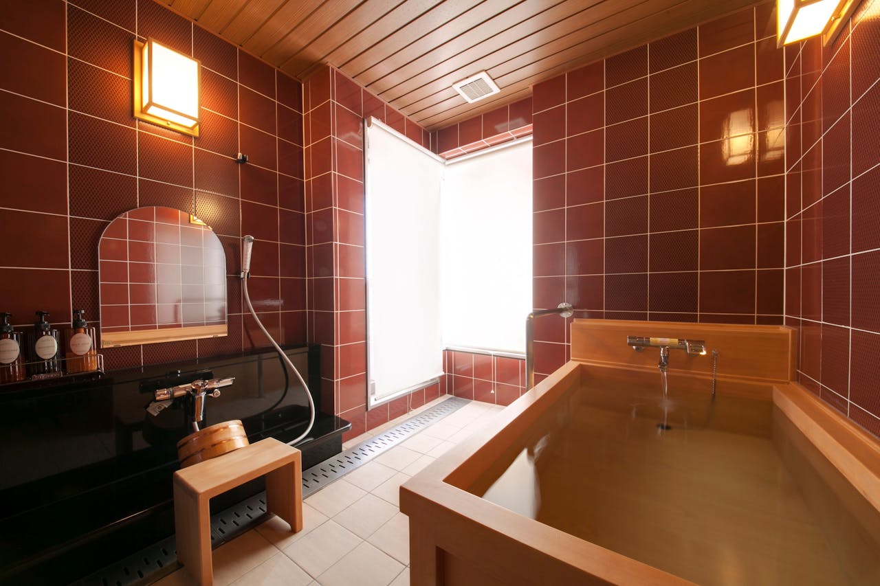 ひだホテルプラザのバリアフリー対応「特別室」ひのきの客室温泉風呂