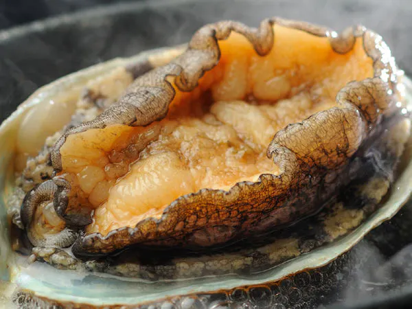 【鮑の踊り焼プラン】鮑を丸ごと1個味わう、南三陸ホテル観洋の人気No.1定番プラン・海を望む露天風呂