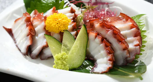 【志津川産たこ刺し+鮑の踊り焼プラン】“東の横綱”と称される志津川湾産タコの旨味を味わう
