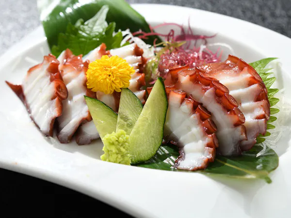 【志津川産たこ刺し+鮑の踊り焼プラン】“東の横綱”と称される志津川湾産タコの旨味を味わう