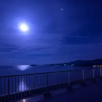 Pemandangan laut di bawah cahaya bulan