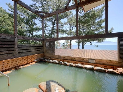 源泉かけ流しの露天風呂