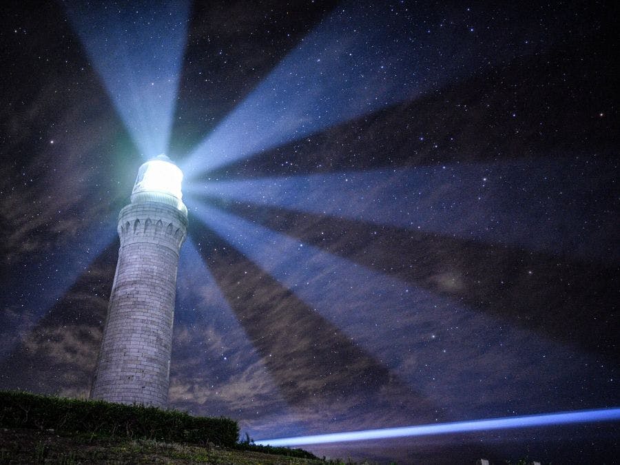 角岛灯塔的光芒与清澈空气中闪耀的星空