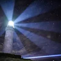 角岛灯塔的光芒与清澈空气中闪耀的星空