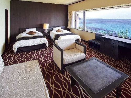 オーシャンビューの洋室。