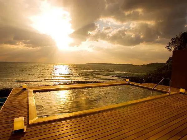 从西北端的西长门度假村观看的夕阳格外美丽。