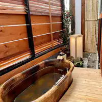 女湯の信楽焼の露天風呂 100%源泉かけ流し