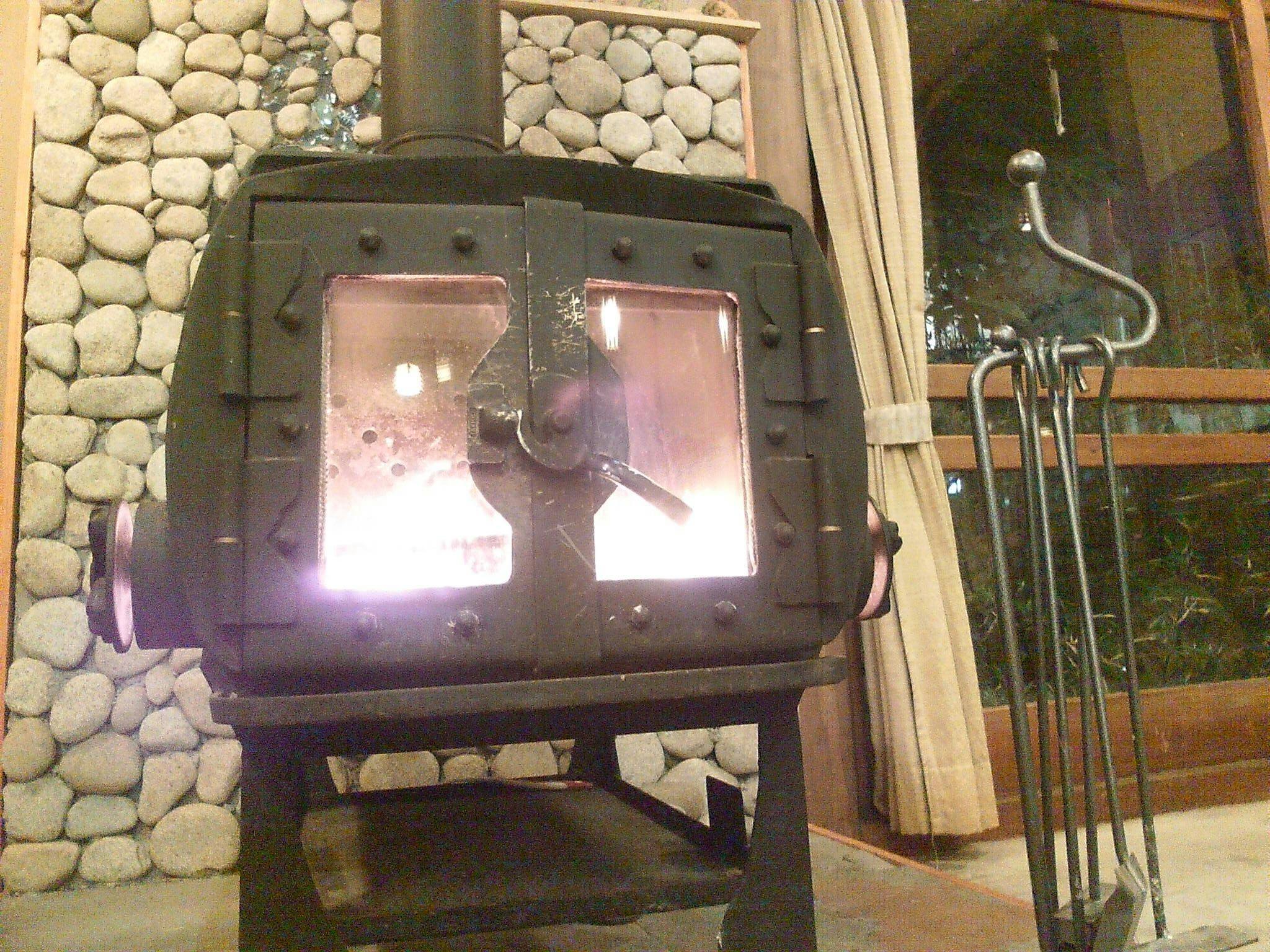 ロビーの薪ストーブ