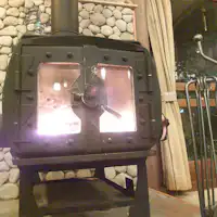 ロビーの薪ストーブ