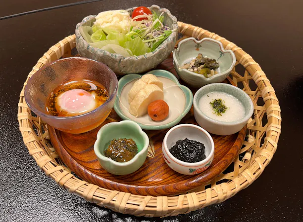 ご朝食一例/鮎の一夜干しと季節のもの