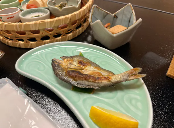 ご朝食一例/鮎の一夜干しと季節のものを