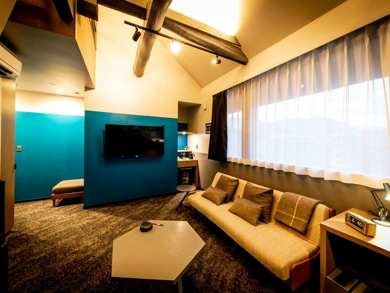 The Villa & Barrel Lounge