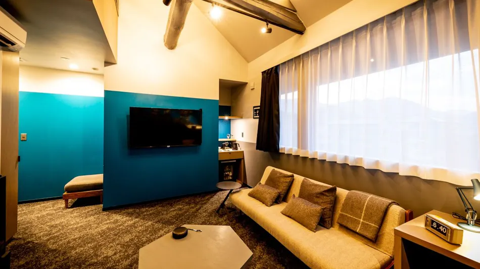 The Villa & Barrel Lounge