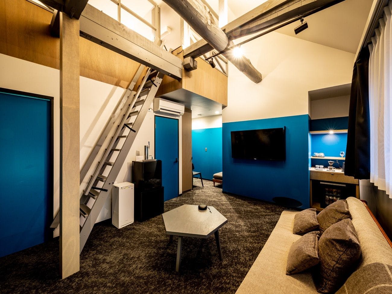 The Villa & Barrel Lounge
