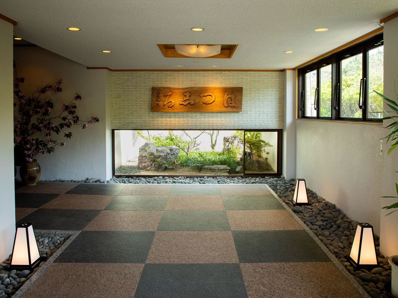 「はつしろ」の看板でお迎えいたします。