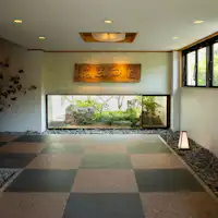 「はつしろ」の看板でお迎えいたします。