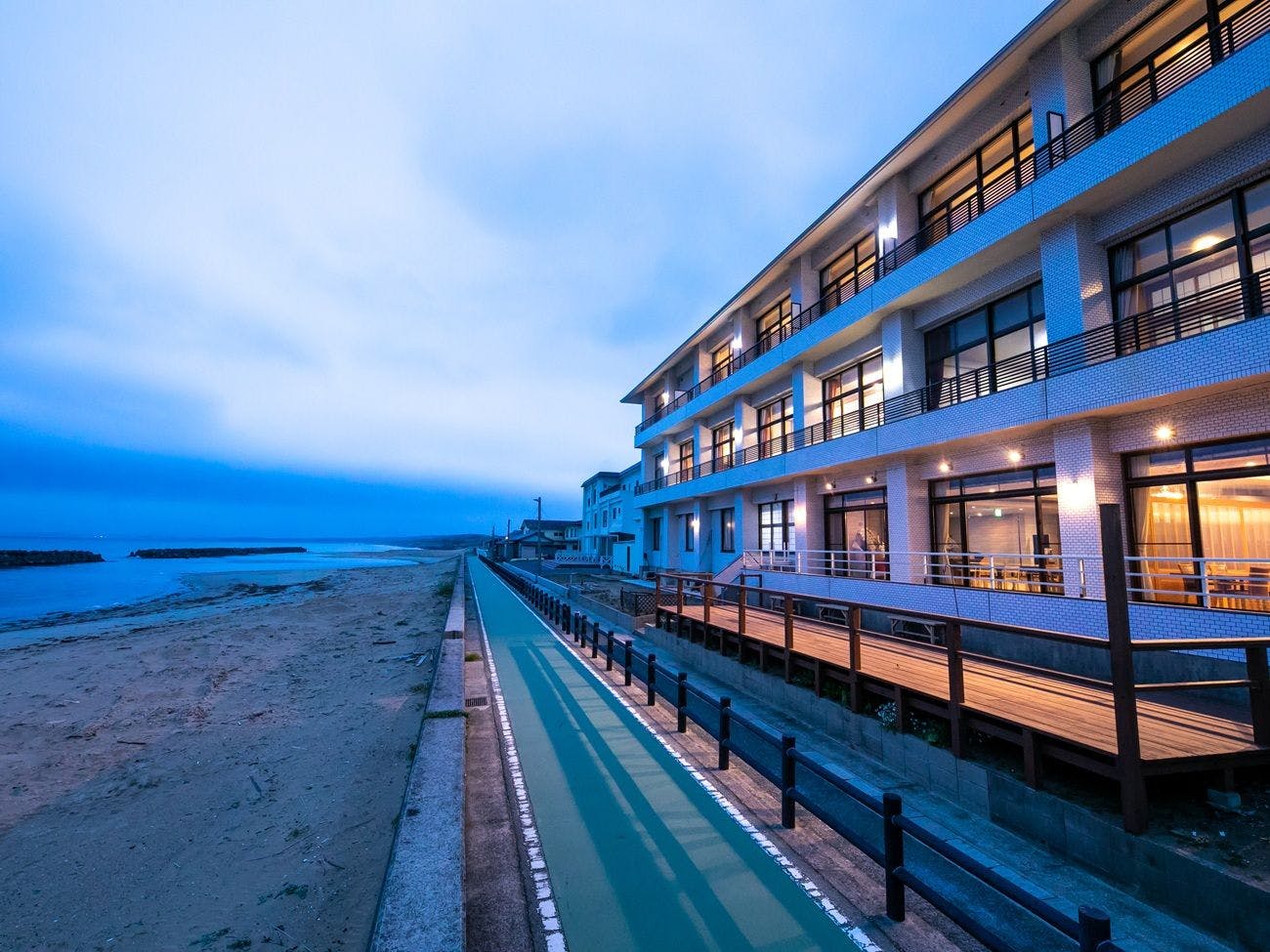 波津海岸に面したロケーション。