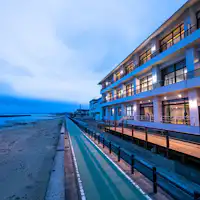 波津海岸に面したロケーション。