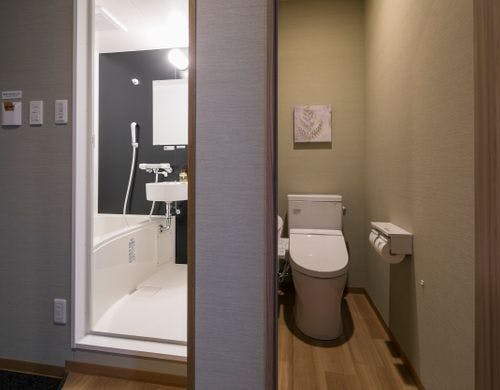 ＜客室　セパレートバス＞