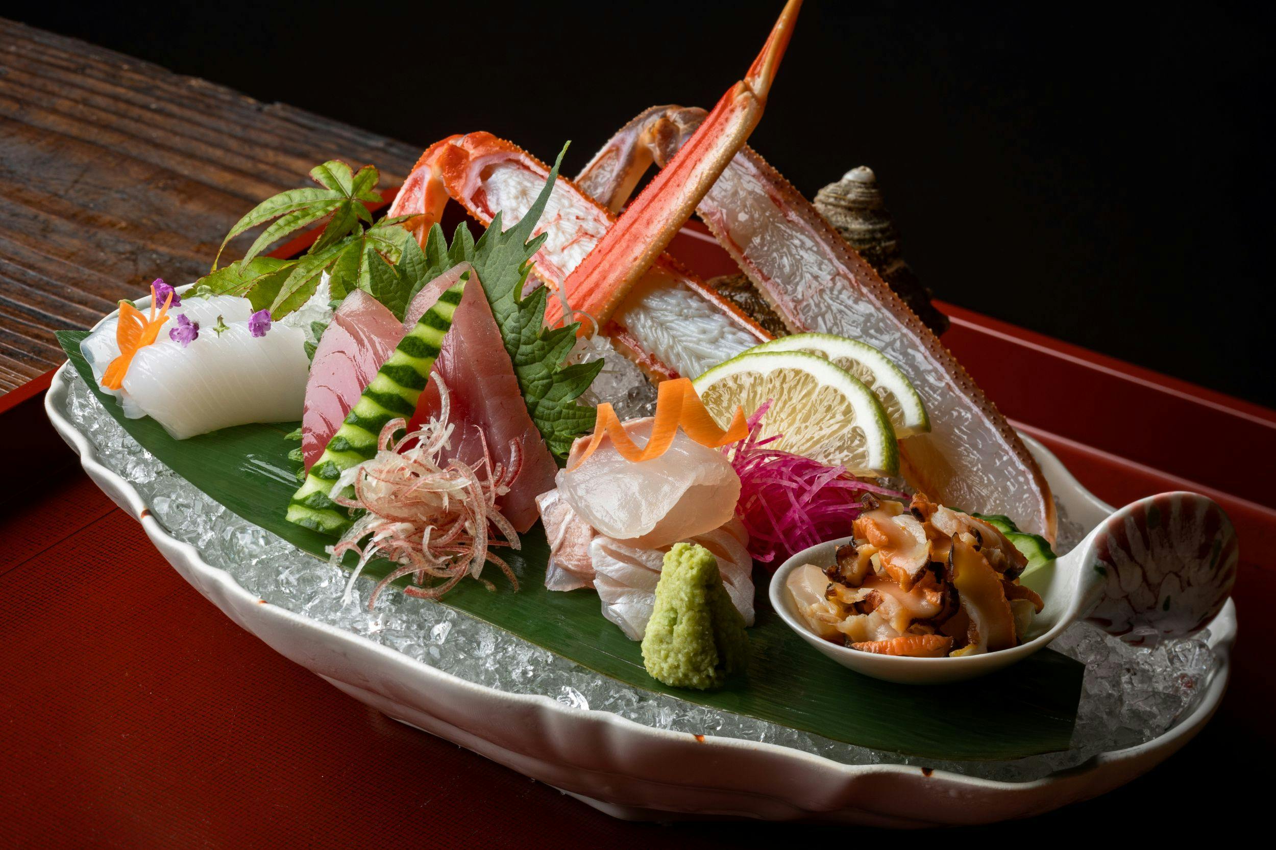 【タグ付・活松葉蟹＋但馬牛】地蟹もブランド牛も味わい尽くす贅沢コー ス「茜」｜和朝食