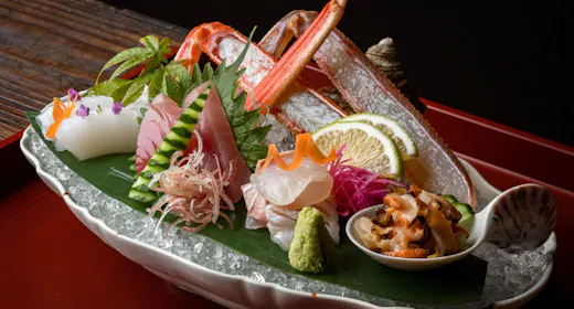 【タグ付・活松葉蟹+但馬牛】地蟹もブランド牛も味わい尽くす贅沢コー ス「茜」|和朝食