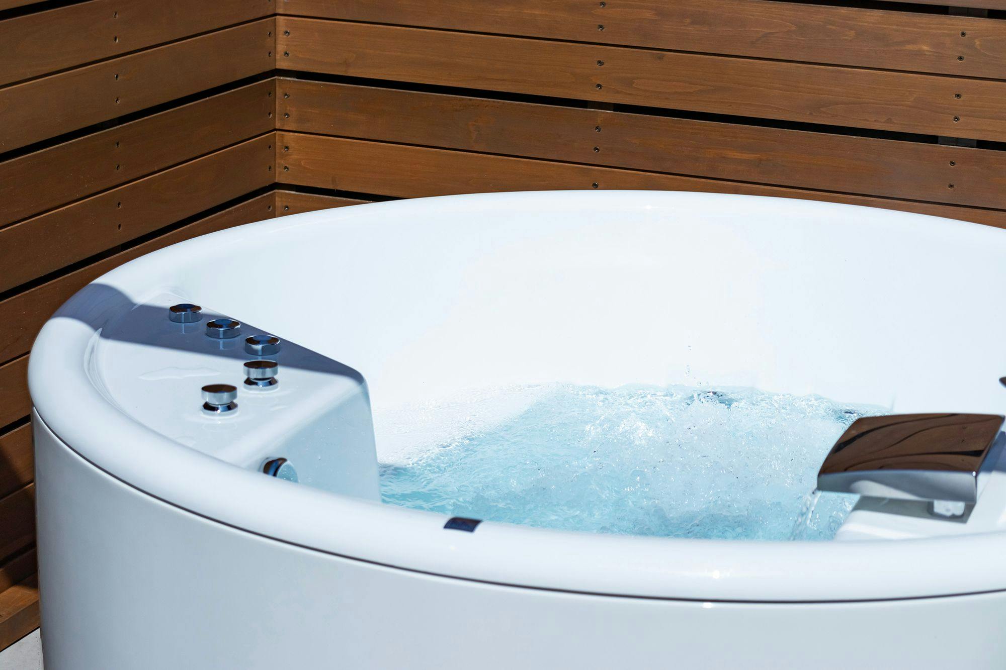 各コテージの開放感あふれる露天ジャグジー