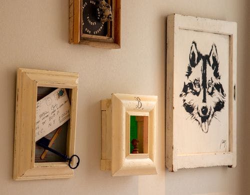 コテージの部屋の様々なアート