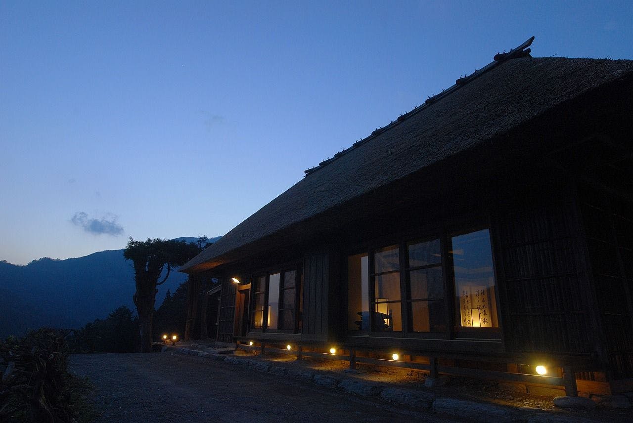 桃源郷祖谷の山里 - 日本三大秘境 祖谷の茅葺き古民家ステイ