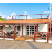 อาคารด้านหน้าหมู่บ้านนากุระ