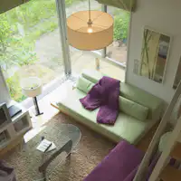 暖かみのある緑やベージュを基調とした内装