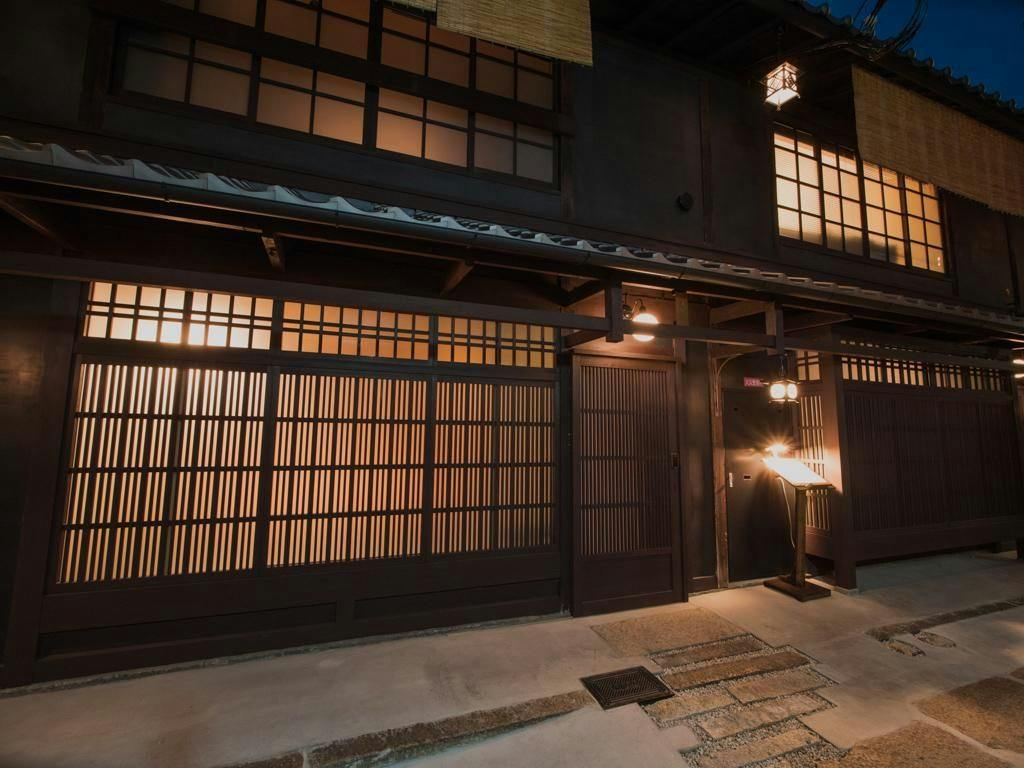 【お部屋で夕食】築100年以上の京町家を改装した贅沢なヴィラ