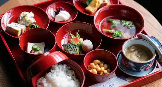 【お部屋で朝食】築100年以上の京町家を改装した贅沢なヴィラ