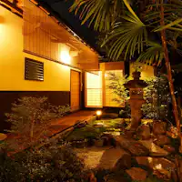 ลานภายใน (กลางคืน)