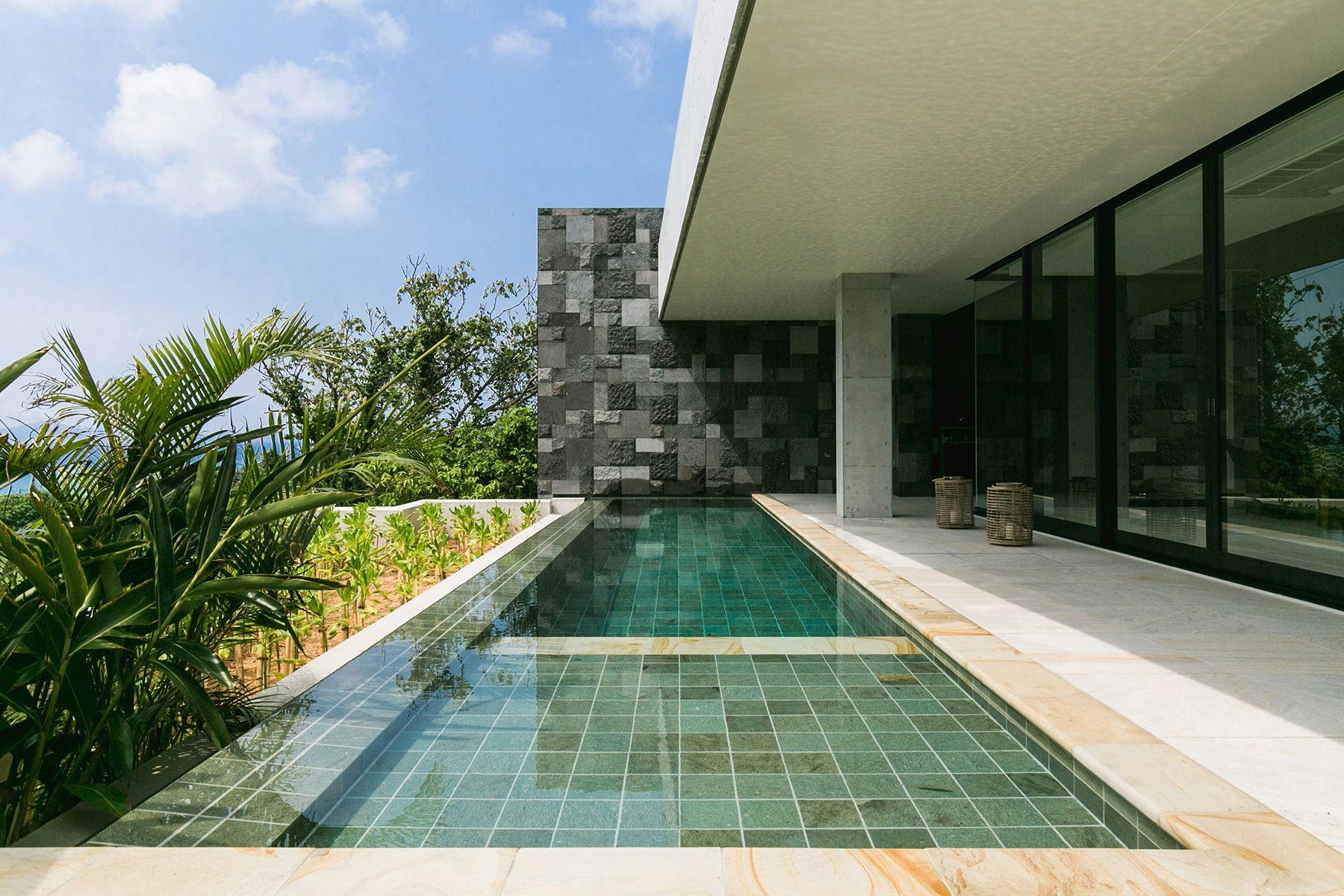 窓を開けるとすぐにプール！