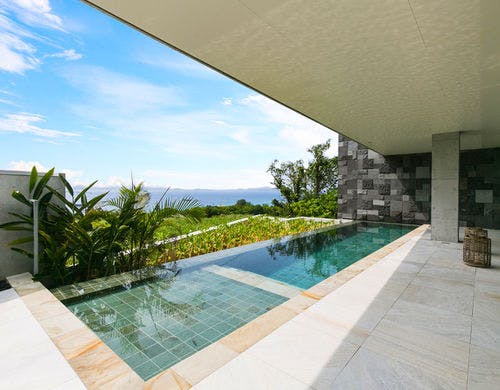 海を見ながら入れるプール