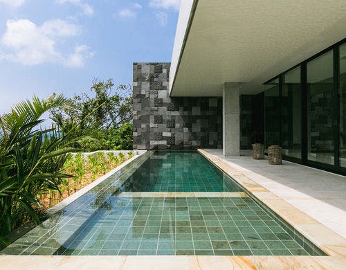 窓を開けるとすぐにプール！