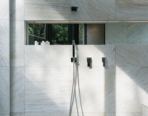 オーバーヘッドシャワー付き