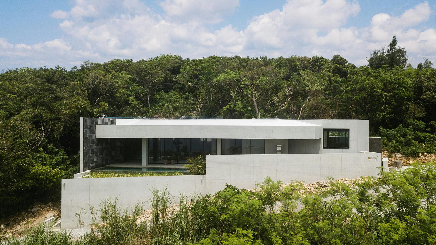 瀬底島の丘に立つ