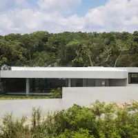 瀬底島の丘に立つ