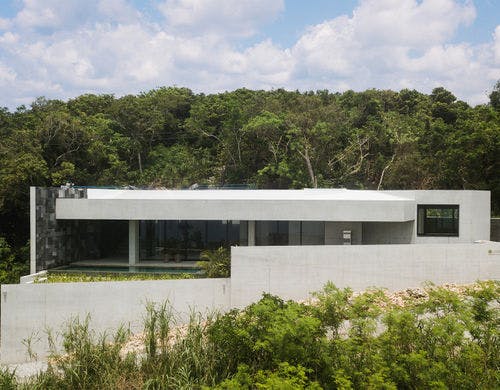 瀬底島の丘に立つ