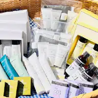 Paket Khusus Perjalanan Wanita: Pilihan Set Perawatan Kulit