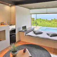 ห้องนั่งเล่นที่โปร่งโล่ง