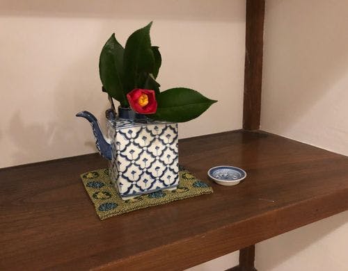 床の間には季節のお花を飾って。