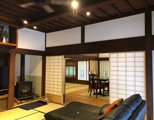 薪暖炉のあるリビング。