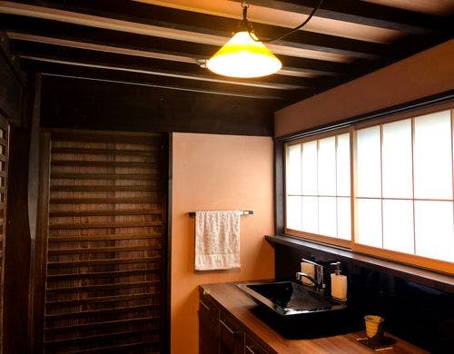 元馬小屋がおしゃれな化粧室に変身！