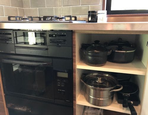 ガスオーブン、鍋類も完備。