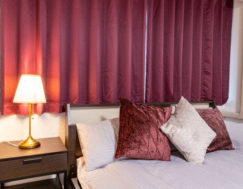 ２F：ベッドルーム（クイーンベッド）