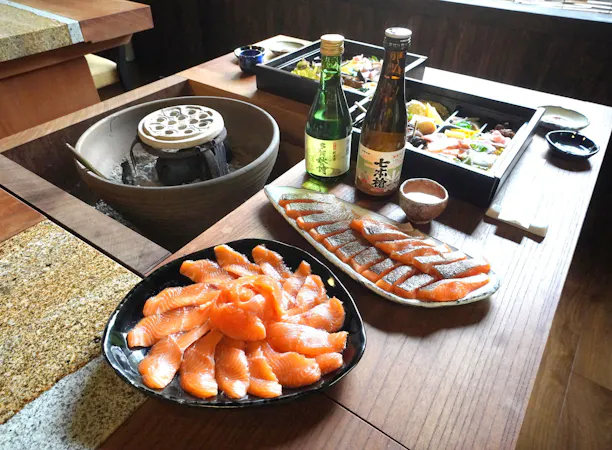 ビワマス刺身盛り2種と花弁当のご夕食