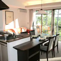 カラマツ林が望める開放的なキッチン